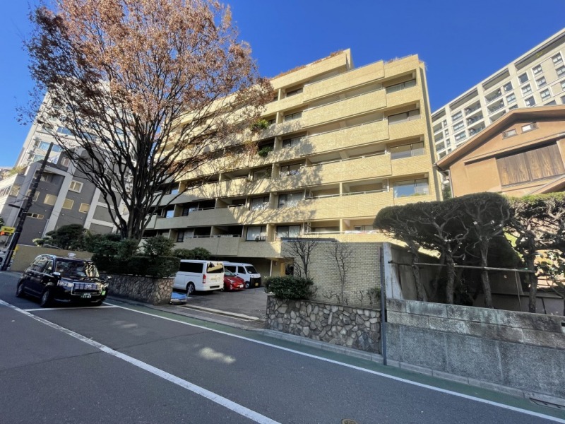【外観】番町の緑が豊かな街並みに、シンボルツリーが印象的なライトブラウンのタイル張りの重厚感のある外観です。1980年12月築、フジタ工業施工の地上8階建ての総戸数41戸のヴィンテージレジデンスです。東京メトロ半蔵門線「半蔵門」駅、JR中央・総武線「市ヶ谷」駅など複数路線が利用可能。大手町・永田町・新宿など主要ビジネスエリアへスムーズにアクセスでき、通勤・通学に便利な立地です。駅周辺には皇居や大使館、衆議院宿舎、最高裁判所など国の重要機関が点在し、防犯態勢が強化されている為、安心感もあり治安の良い街です。周辺にはスーパーやコンビニ、飲食店が点在し、日常の買い物や外食にも便利な環境。都心ならではの生活利便性を享受できます。緑豊かな「皇居」や「鳥ヶ淵公園」も近く、お散歩やジョギングコースとして愉しめます。またオフィス街で、教育施設も点在する文教エリアに位置する為、夜は静かな街で、都心でありながら半蔵門エリアならではの落ち着いた住環境が魅力です。