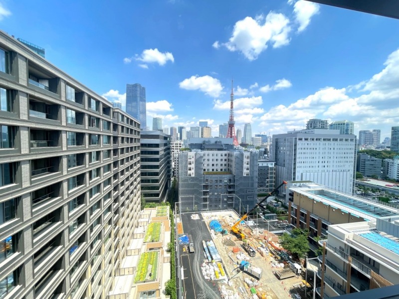 【住戸からの眺望】東京タワーをアクセントに、高層ビルが建ち並ぶ都心部の壮観な景色を手中に。夜には、広がる都心の明かりがより一層美しく煌びやかな夜景が贅沢にも自邸から堪能できます。
