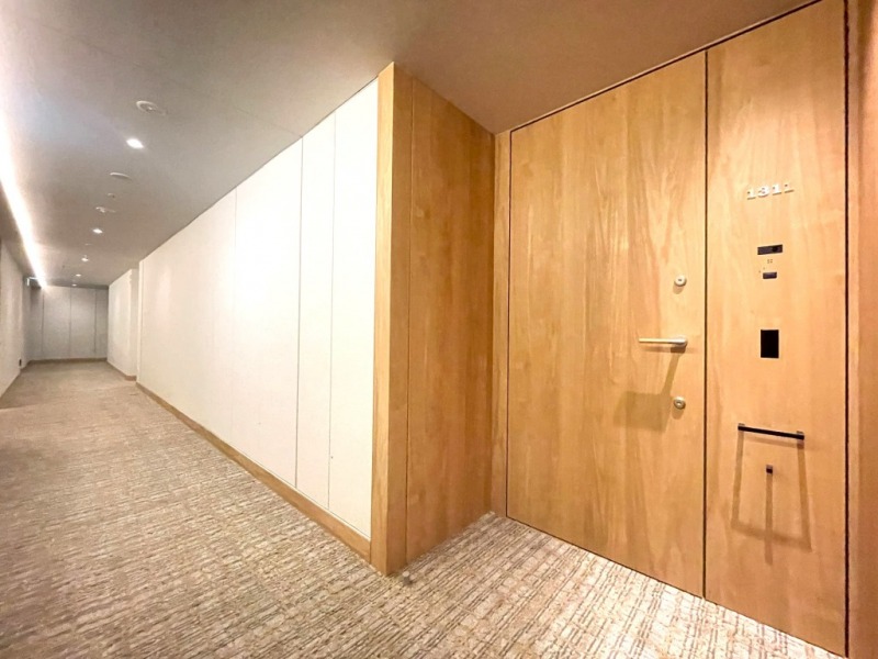 【共用廊下】ホテルライクな絨毯が敷かれた内廊下設計となっていて高級感があり、外気の影響も受けにくく室温が保たれ快適で、プライバシーも確保されやすくなっています。
