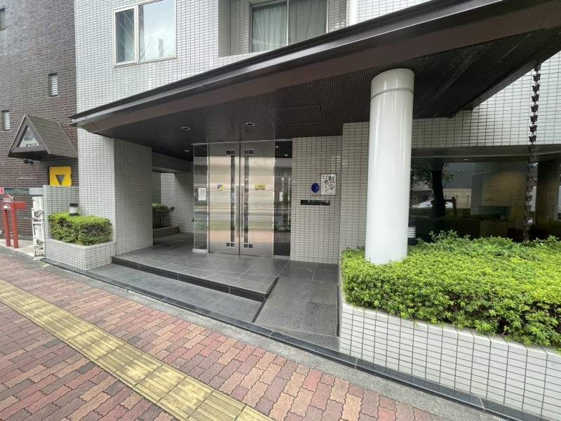 【エントランス】重厚感ある造りが、都心マンションらしい品格を感じさせる空間です。前面道路より奥まった所に位置する、プライバシー性の高いエントランスです。オートロックや防犯カメラ、モニター付きインターホンなどを備え、安心のセキュリティ環境です。都心での暮らしを安全面からサポートします。総戸数が少なく、プライバシー性を重視した設計が特徴です。ワンフロアあたりの住戸数も少なく、落ち着いた住環境が保たれています。