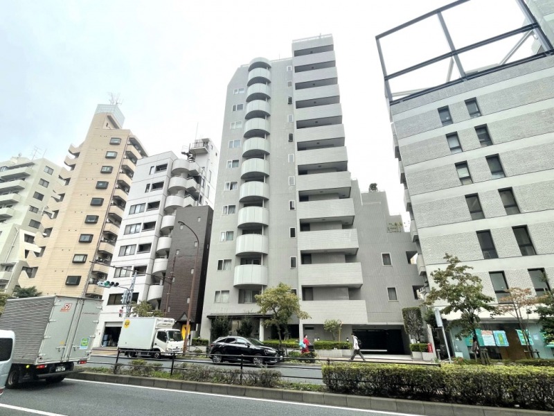 【外観】落ち着いた色調のタイル張りに半円型のバルコニーが印象的な外観です。重厚感と上質感を備え、文京の街並みに調和した端正な佇まいです。1989年9月築、鹿島建設施工、実用建設旧分譲の地下2階付13階建、総戸数15戸のレジデンスです。東京メトロ丸ノ内線・南北線が利用できる「後楽園」駅 徒歩約10分、都営三田線・大江戸線の「春日駅」も徒歩圏内です。複数路線を使い分けられるため、都心各方面への移動がスムーズです。徒歩圏にはスーパーやコンビニが点在し、日常の買い物が便利な環境です。さらに商業施設が集まる「東京ドームシティLaQua」も利用でき、ショッピングやグルメも楽しめます。文教地区として知られる文京区に位置し、区立小・中学校は徒歩6分圏内など周辺には学校や教育施設が点在しています。さらに歴史ある寺院や緑の多い環境が広がり、落ち着いた住環境が魅力です。