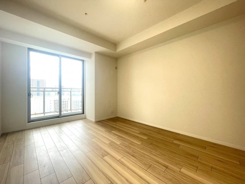 【洋室:約9.8帖】西向きの陽光が注ぎ、過ぎゆくときをゆったり感じられるお部屋です。ウォークインクローゼットを備え、大型ベッドまたは、シングルベッドを2台置ける広さがあり、主寝室にもおすすめです。