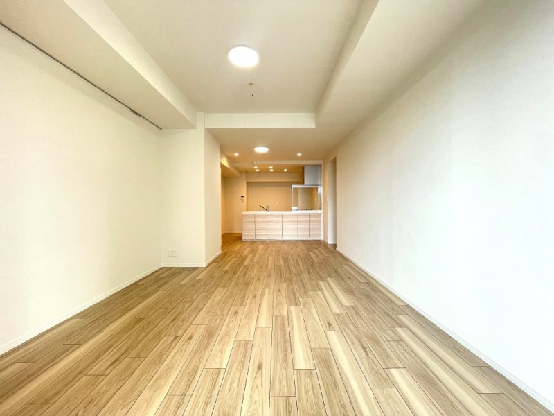 【LDK:約21.4帖】ホワイトを基調とした内装に、木目の美しいフローリングや建具で、木のぬくもりを感じるナチュラルモダンな雰囲気のリビングダイニングとなっています。リビングには床暖房が敷設され、冬は足元も温まり快適にお過ごし頂けます。