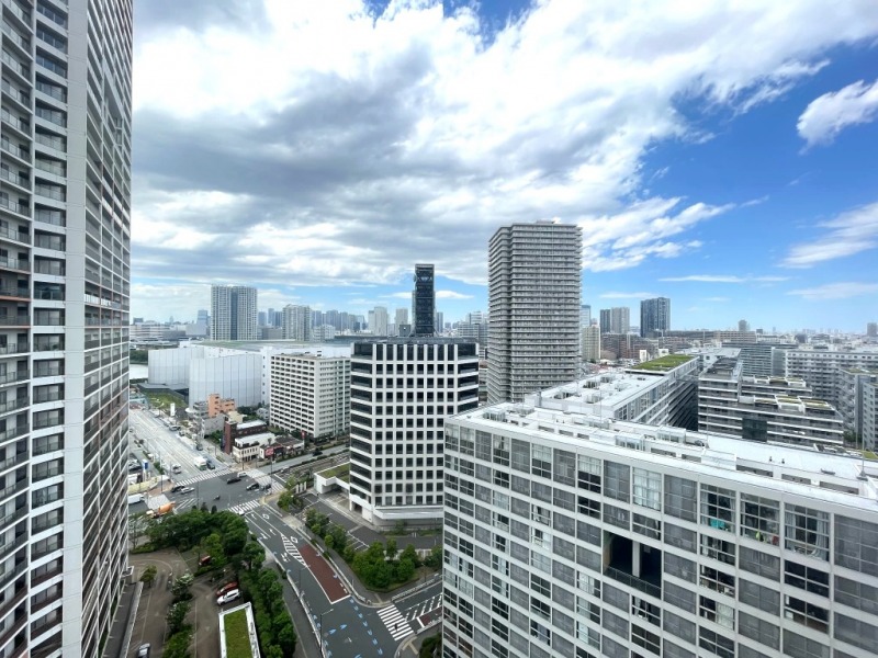 【住戸からの眺望】都会的な高層ビルが建ち並ぶ風景ながら、抜け感もあり広い空も仰げる開放的な眺望です。