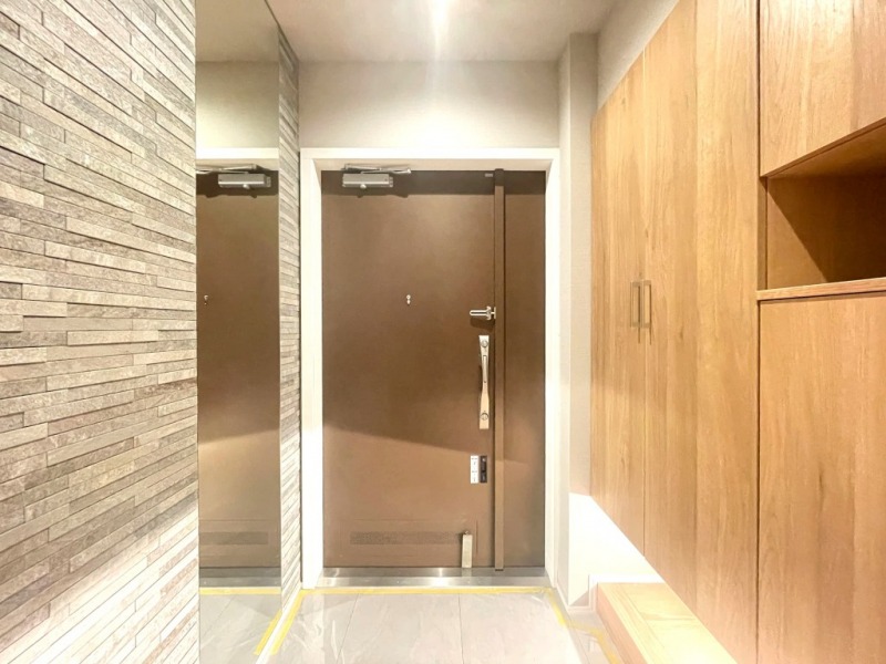 【玄関】玄関は落ち着いた雰囲気です。高さのあるシューズクローゼットが設置されており、たっぷりのシューズが収納できます。フットライトで玄関フロアもさらに広く感じられます。姿見も付いていて、お出掛け前の身だしなみチェックもできます。また玄関にもエコカラットが施されていて快適です。