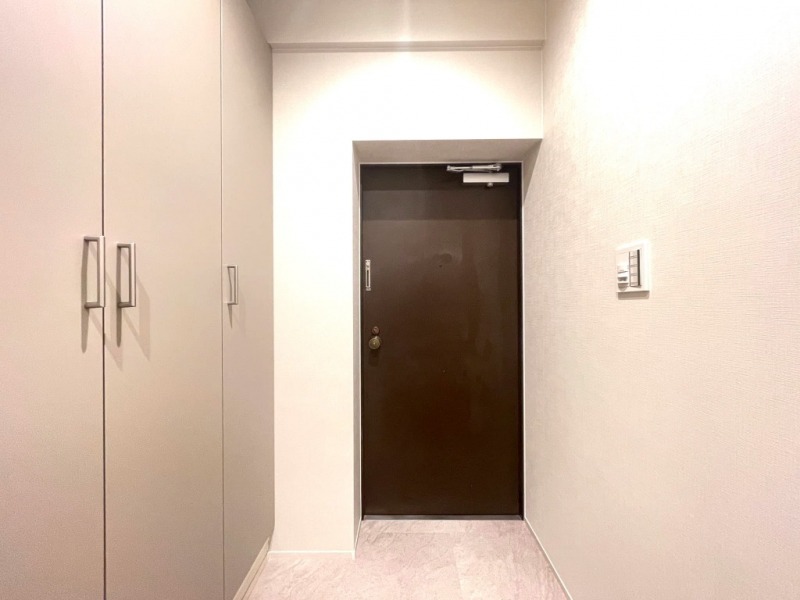【玄関】玄関は落ち着いた雰囲気です。高さのあるシューズクローゼットが設置されており、たっぷりのシューズが収納できます。