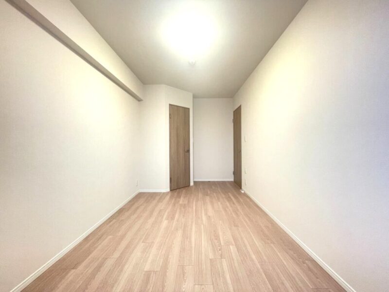 【洋室：約7.5帖】北向きの窓のある奥まったお部屋でプライベート性が高く、ウォークインクローゼットを備え、大型ベッドが置ける広さで、主寝室におすすめです。