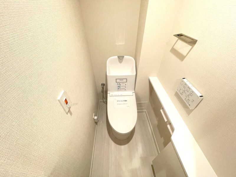 【トイレ】すっきりとしたデザインで清潔感があり、落ち着ける空間。トイレは洗浄機能付きです。