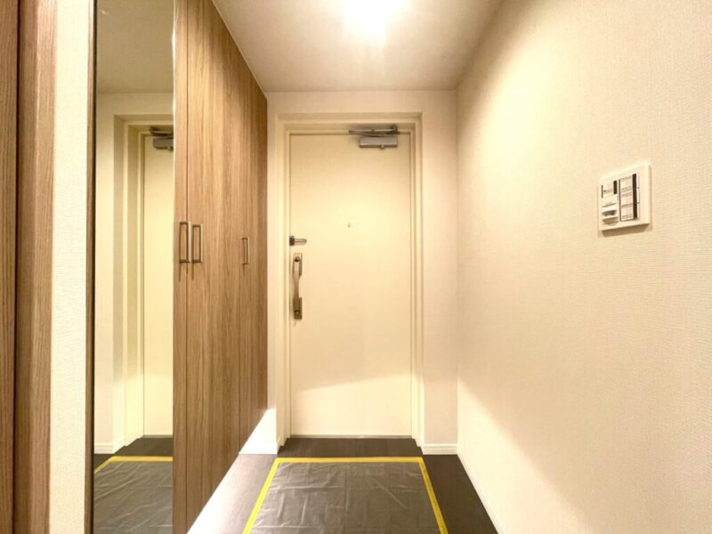 【玄関】玄関は落ち着いた雰囲気です。高さのあるシューズクローゼットが設置されており、たっぷりのシューズが収納できます。フロートタイプなので、お掃除もしやすくフットライトで玄関フロアもさらに広く感じられます。姿見も付いていて、お出掛け前の身だしなみチェックもできます。