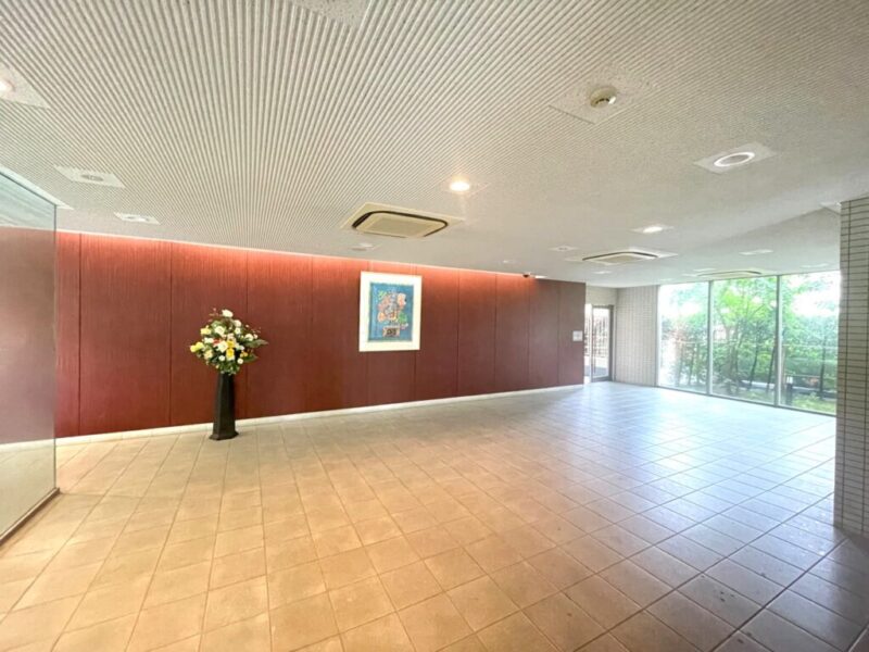 【エントランス】大きな窓からの自然光が注ぎ、明るく開放的なエントランスホールが広がり、来訪者を迎える上質な空間を演出します。