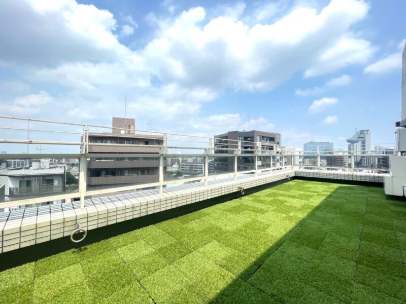 【ルーフバルコニー】広い空や心地良い風を感じながら、カフェタイムなど、リフレッシュや寛ぎのスペースとしてもゆったりお過ごし頂けるルーフバルコニーです。