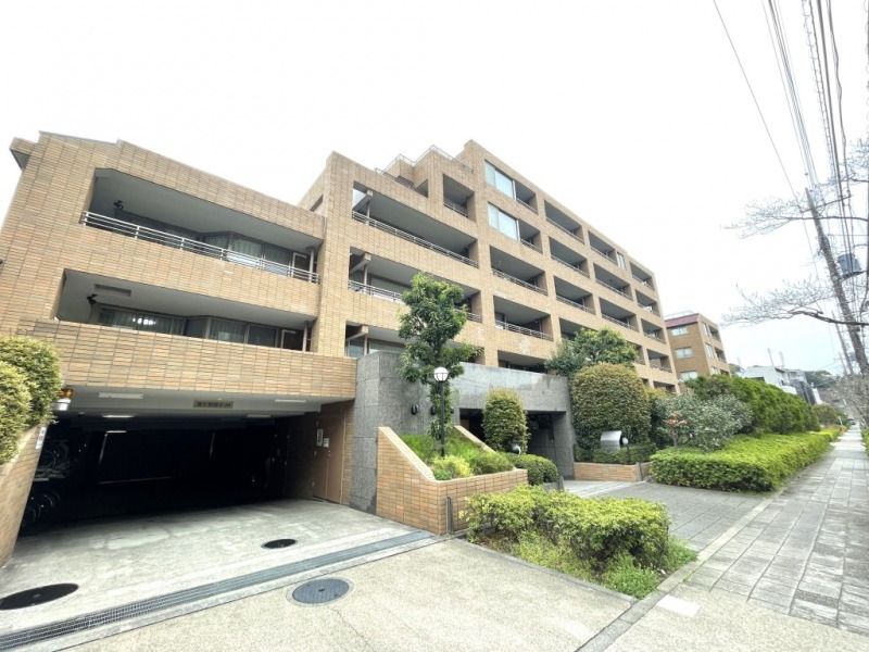【外観】ブラウンタイルの端正なフォルムの外観が、上野毛の穏やかな街並みに調和する上質なレジデンスです。1998年築、清水建設施工、住友不動産旧分譲の地下1階付5階建、総戸数15戸のレジデンスです。東急大井町線「上野毛」駅利用可能で、自由が丘や二子玉川へダイレクトアクセス。都心主要エリアへも軽快に移動できる利便性が魅力です。スーパーやコンビニ、ドラッグストアが身近に揃い、徒歩6分の「二子玉川ライズ」など商業施設も普段使いできる距離に位置し、落ち着いた住宅街ながらも利便性を兼ね備えた住環境です。近くには緑豊かな「上野毛自然公園」や「二子玉川公園」があり、自然も身近に感じられ、教育施設、医療機関が揃い、子育て世帯にも安心して暮らせる住環境が整っています。