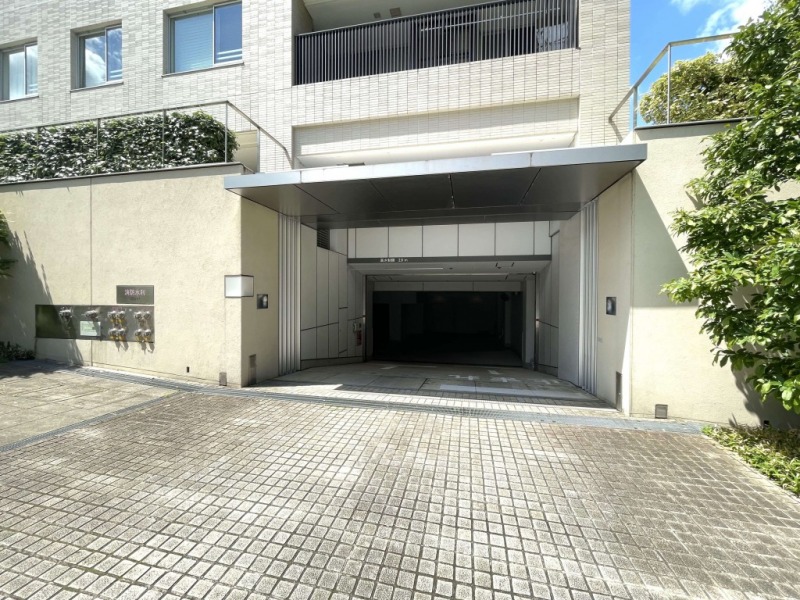 【駐車場】敷地内にある屋内駐車場はセキュリティーにも配慮され、天候による汚れや日焼けなどから大切なお車を守ります。