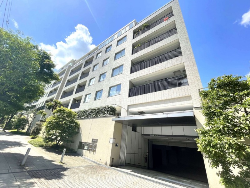 【外観】鶯谷町の高台のグリーンに調和したベージュタイルの水平ラインを活かした外観が、邸宅地にふさわしい気品を演出します。約11,000㎡の敷地に佇む、2011年8月築、鹿島建設施工/旧分譲の地下2階地上7階建、総戸数244戸（D棟：40戸）のハイグレードレジデンスです。「渋谷」駅を最寄りとし、山手線をはじめ多彩な路線が利用可能。新宿・品川・東京方面へのアクセスも良好で、通勤・通学に優れた利便性を誇ります。区立小・中学校は徒歩5分圏内、周辺には緑を感じられる公園や教育施設が点在。都心にありながら穏やかな住環境が整っています。