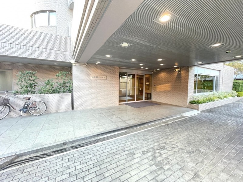 【エントランス】重厚なキャノピーを構えたエントランス。雨天時も濡れすに車から乗り降りできる車寄せもあります。