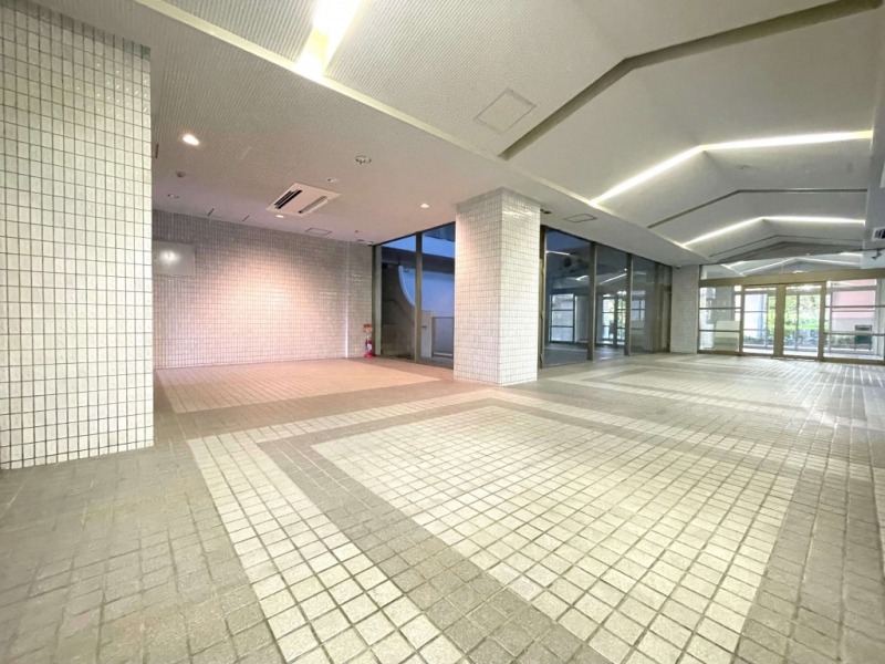 【エントランス】ゆとりある広さを確保したホール空間。落ち着いた雰囲気で居住者を迎え入れます。オートロックや防犯カメラを備え、安心のセキュリティ体制を整備。日々の安心を支える設備が充実しています。