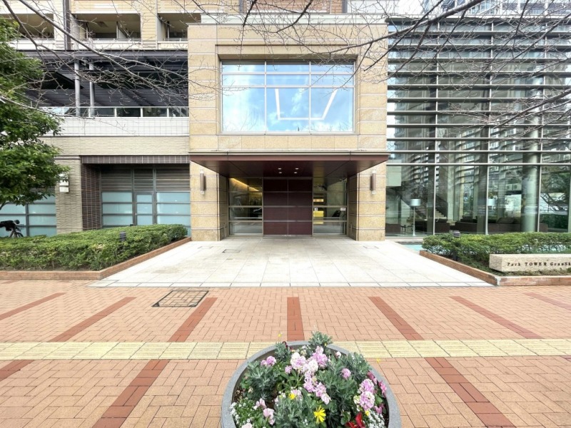 【エントランス】手入れの行き届いた植栽を両脇に、重厚感のあるキャノピーを構えるエントランスです。オートロックや防犯カメラを備え、24時間対応の安心のセキュリティ体制。宅配ボックスがあり、忙しい日常をしっかりサポートします。タワーならではの共用施設が充実。快適で上質な都市生活を支えます。