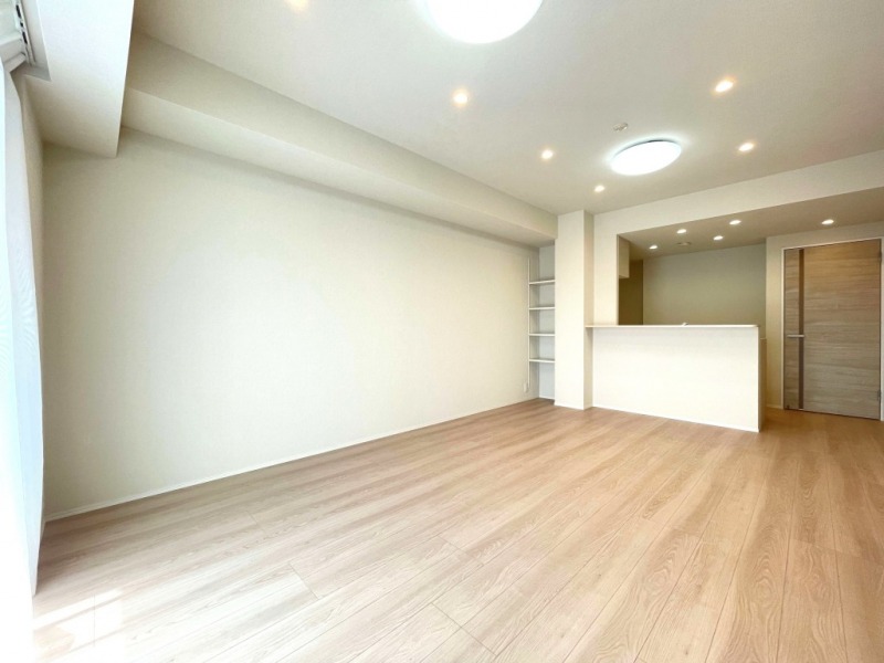 【LDK:約15.7帖】ホワイトを基調とした内装に、木目の美しいフローリングや建具で、木のぬくもりを感じるナチュラルモダンな雰囲気のリビングダイニングとなっています。リビングには床暖房が敷設され、冬は足元も温まり快適にお過ごし頂けます。