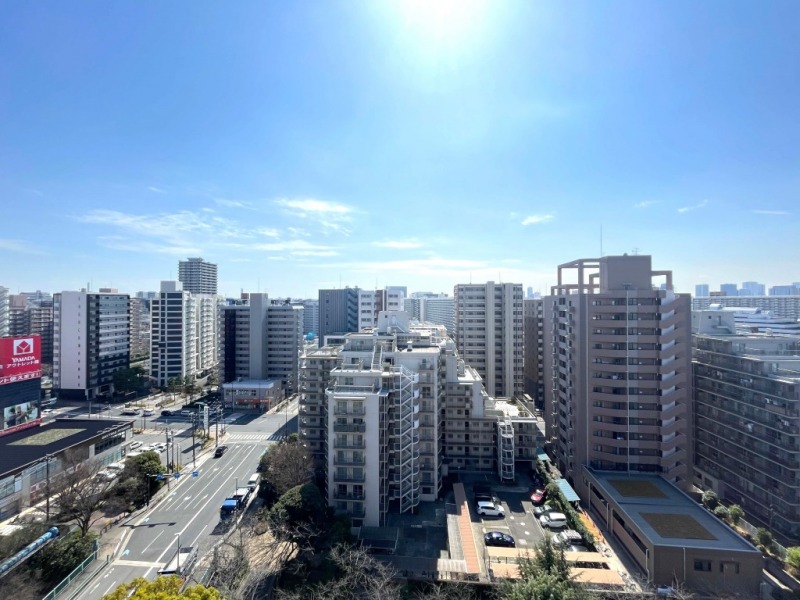 【住戸からの眺望】眼下は、緑豊かな公園で開放感があり、広い空も仰げる爽快な眺望です。