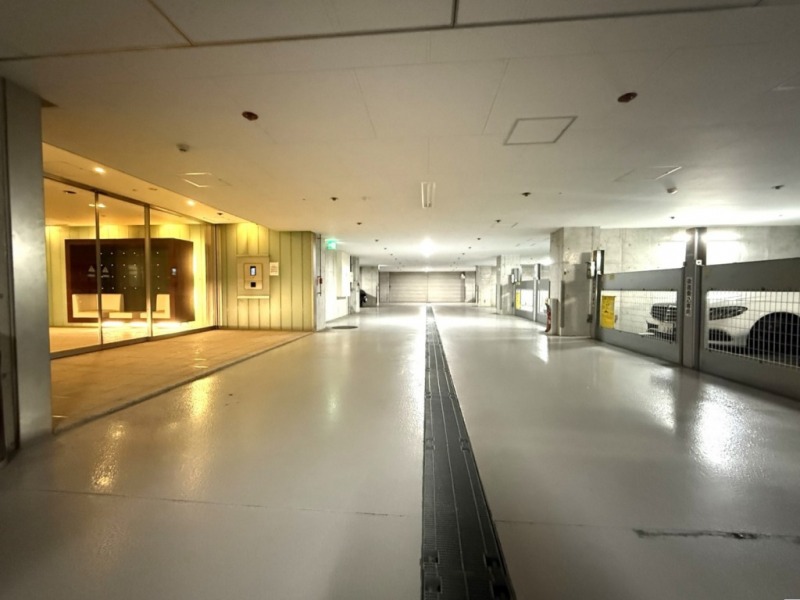 【駐車場】ゲート付き屋内駐車場でセキュリティーにも配慮され、雨天時も濡れずに乗り降りでき、汚れや日焼けなどから大切なお車を守ります。