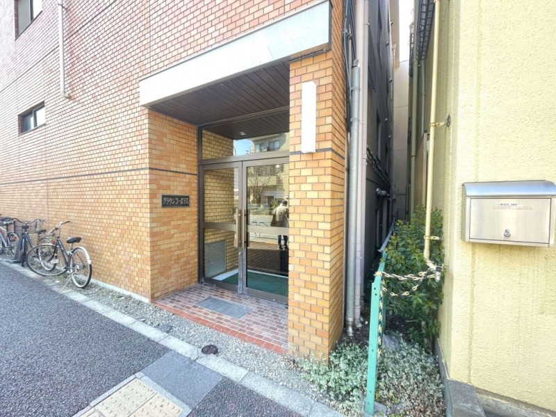 【エントランス】シンプルで清潔感のあるエントランスデザイン。日々の帰宅時に安らぎを感じさせる、住まいの顔となる空間です。