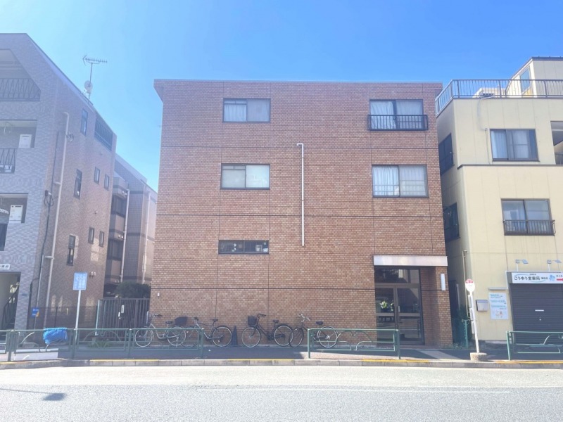 【外観】ブラウンタイルの落ち着いた色調の外観が街並みに調和するレジデンス。端正で飽きのこない佇まいが、住まいとしての安心感と品格を演出します。1981年6月築、柴田組施工、創建企画旧分譲の地上4階建、総戸数15戸の低層レジデンスです。JR京浜東北線と東急池上線・多摩川線が利用できる「蒲田」駅が生活圏。都心・横浜方面への移動がスムーズで、京急も利用でき、「羽田空港」へもアクセスしやすくビジネスにもプライベートにも利便性の高いロケーションです。物件前に「蒲田一丁目」バス停もあり、バス便も良好です。スーパーやコンビニ・ドラッグストアも徒歩3分圏内で日々の買い物や外食にも便利で、駅周辺には商業施設や飲食店などが充実。生活利便性の高い住環境が整っています。区立小・中学校も徒歩7分圏内で、周辺には公園や教育施設、医療機関も点在し、子育て世帯にも安心の住環境。日々の暮らしを支える施設が身近に揃っています。