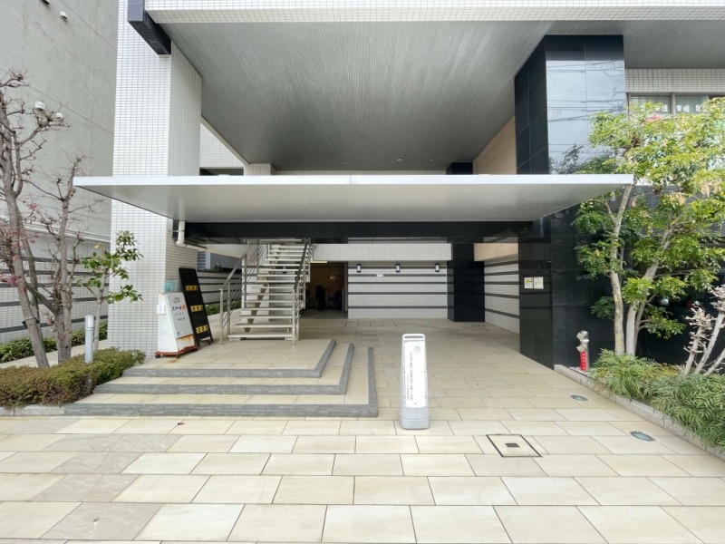 【エントランス】重厚でゆとりあるアプローチと植栽が迎えるエントランスは、住まう方を優雅に迎え入れます。オートロックや防犯カメラを備え、日々の暮らしに安心感をもたらすセキュリティ体制です。