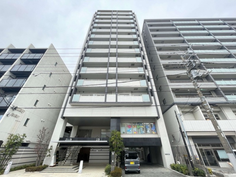【外観】爽やかなホワイトのタイル貼りの整ったフォルムが美しい、品格ある都市型マンションです。2008年2月築、土屋組施工、扶養レクセル旧分譲の地上14階建、総戸数37戸のレジデンスです。最寄りの都営新宿線を利用すれば、新宿・市ヶ谷方面へスムーズにアクセス可能。都心への軽快なフットワークを実現します。駅近でスーパーやコンビニ、ドラッグストアが至近に揃い、日々の買い物に便利な生活環境です。区立小・中学校は徒歩8分圏内で、公園も近隣に点在し、子育て世帯にも嬉しい落ち着いた住環境が広がります。