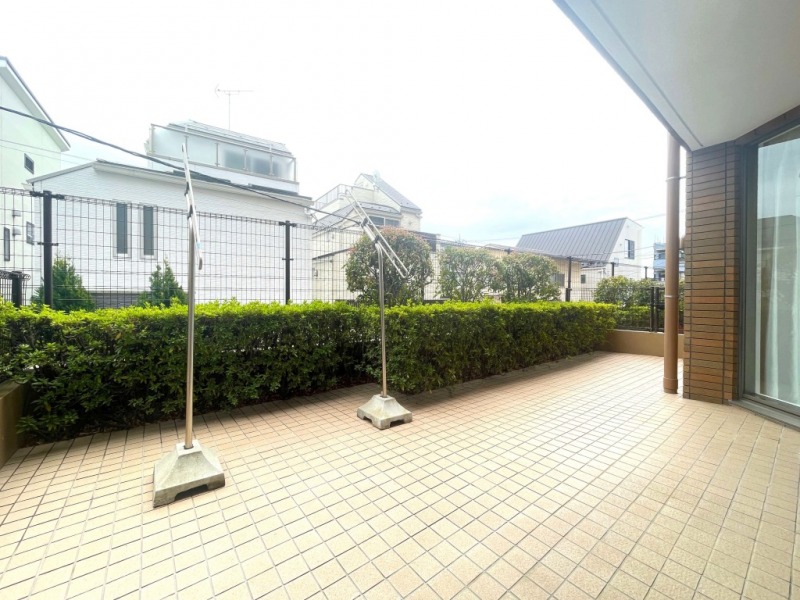 【テラス】南東向きの採光があり風通しも良く、洗濯物の乾きも早そうです。タイル敷きでテーブルやチェアを置いて、カフェタイムなどリフレッシュや寛ぎのスペースとしてもゆったりお過ごし頂けるテラスです。
