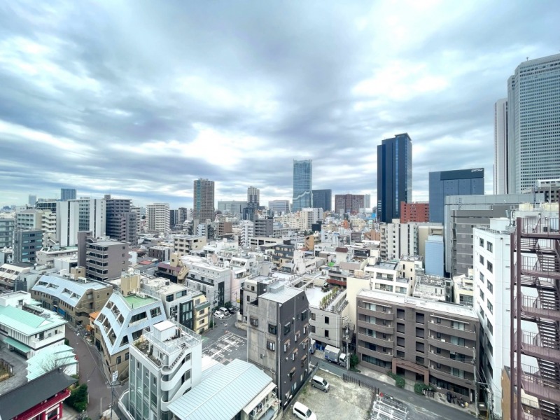 【住戸からの眺望】都会的な高層ビルが建ち並ぶ風景ながら、周辺は視線より高い建物も少なく広い空も仰げる開放感のある爽快な眺望です。夜には、一面に広がる都心の明かりがより一層美しく、煌びやかな夜景が望めます。