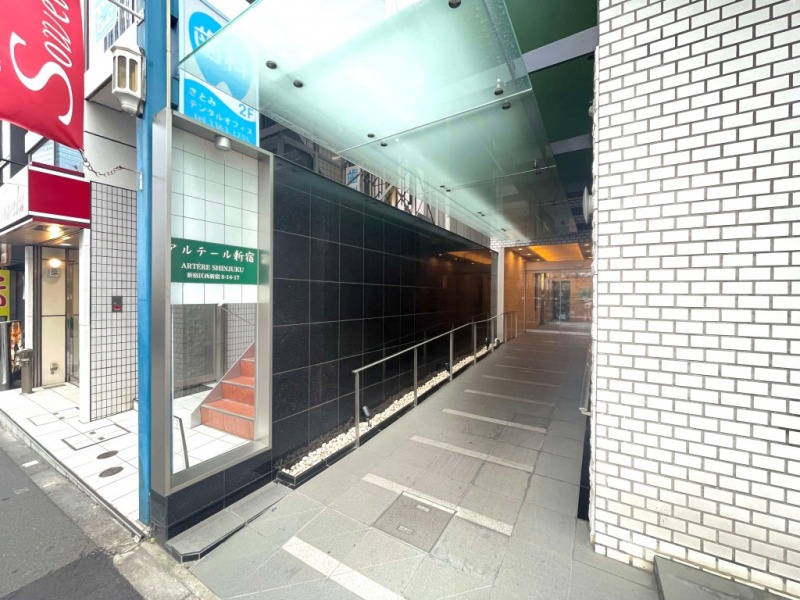 【エントランス】御影石とガラスを設えた上品なエントランスアプローチは、前面道路より奥まった所に位置する、プライバシー性の高いエントランス。日々の帰宅時に安らぎを感じられる空間です。オートロックや防犯カメラを備えた安心のセキュリティ体制です。