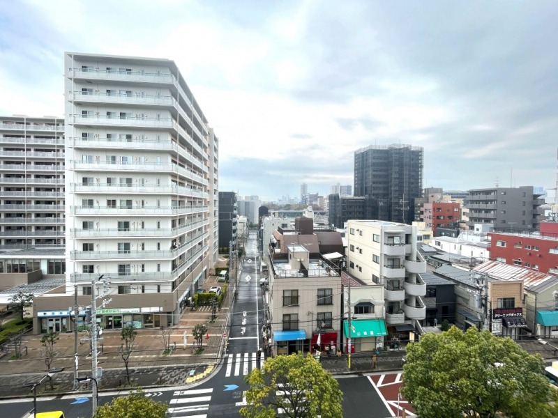 【住戸からの眺望】眼下は敷地の植栽や道路で開放感があり、前面の建物まで距離が保たれているので陽光も注ぎ、ビルの合間から抜けもあり、広い空も仰げる眺望です。