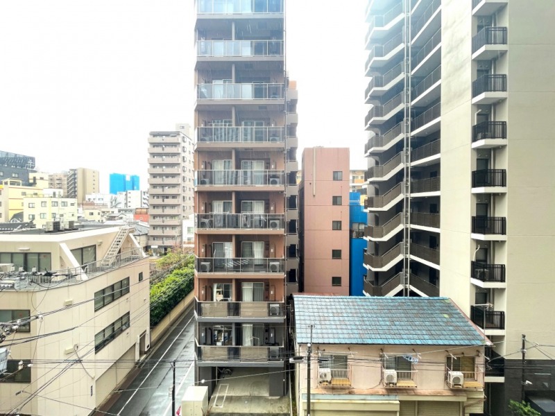 【住戸からの眺望】眼下は道路で、前面の建物まで距離が保たれているので陽光も注ぎ抜けもあり、空も仰げる眺望です。