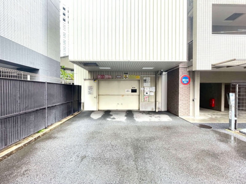 【駐車場】ゲート付き屋内駐車場でセキュリティーにも配慮され、天候による汚れや日焼けなどから大切なお車を守ります。