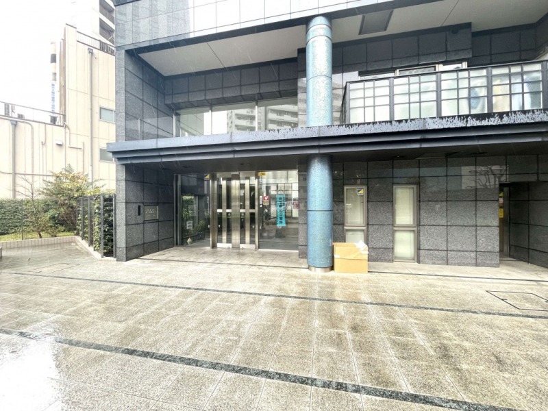 【エントランス】御影石や大理石などを贅沢に設え、上質感漂う重厚な雰囲気で、住まう方や来訪者を優雅に迎え入れます。キーレスエントリーシステム、ＴＶモニター付オートロックや防犯カメラを設置し、安心のセキュリティ体制を整備。宅配ボックスも備えています。