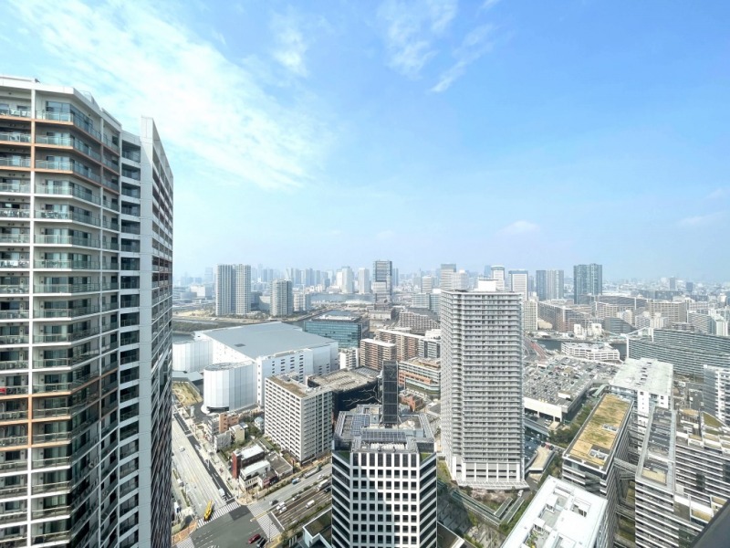 【住戸からの眺望】進化し続ける街並みに、水辺の潤いを感じながら広い空を仰げる、都心のベイエリア&タワーマンション高層階ならではの爽快感のある抜けた眺望です。