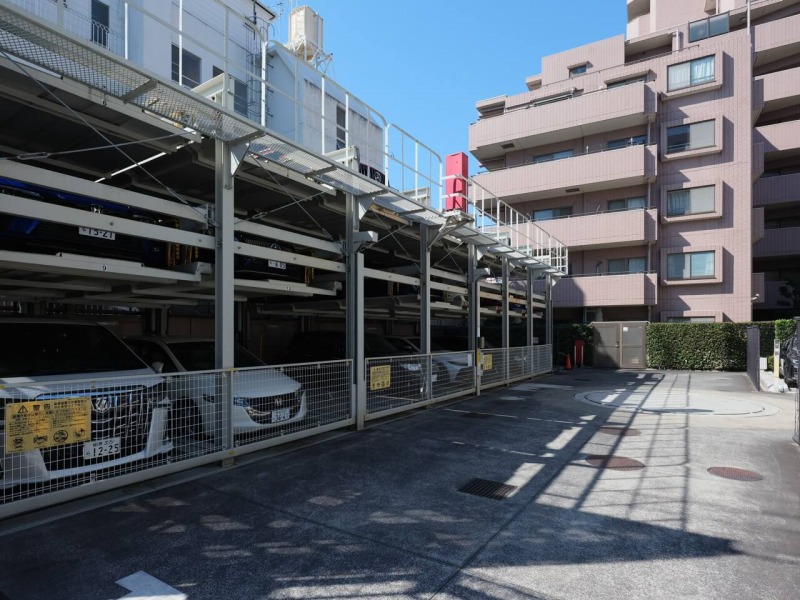 【駐車場】敷地内にあるゲート付きの防犯性が高い機械式駐車場です。