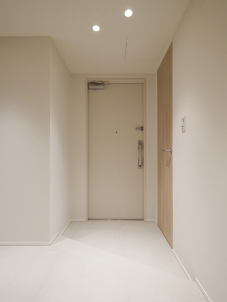 【玄関】ホワイトを基調とした上品な雰囲気で、玄関横にはたっぷり収納できる可動式のシューズインクローゼットを備えています。人感センサー付きで節電にもなり、帰宅時には、暗い室内のスイッチを探すことなく、明るい玄関がお出迎えしてくれます。