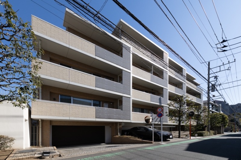 【外観】歴史ある高輪の邸宅街に調和する、重厚感のある低層フォルム。配色が瀟洒で洗練された上質な邸宅感を演出しています。2003年1月築、間組施工、三菱地所旧分譲の地下1階付5階建、総戸数37戸の低層レジデンスです。徒歩圏の「品川」駅からは複数のJR路線や新幹線が利用可能。さらに京急本線利用で羽田空港へのアクセスもスムーズで、ビジネスやレジャーの拠点としても便利な立地です。徒歩圏には「ウィング高輪」や「アトレ品川」などの商業施設があり、日常の買い物から外食まで便利に利用できます。高台立地ならではの開放感と閑静な街並みが魅力で、都心にありながら穏やかな暮らしを享受できます。徒歩圏には緑豊かな「高輪森の公園」があり、散策やリフレッシュに最適です。周辺には教育施設や医療機関も点在し、安心して暮らせる環境です。