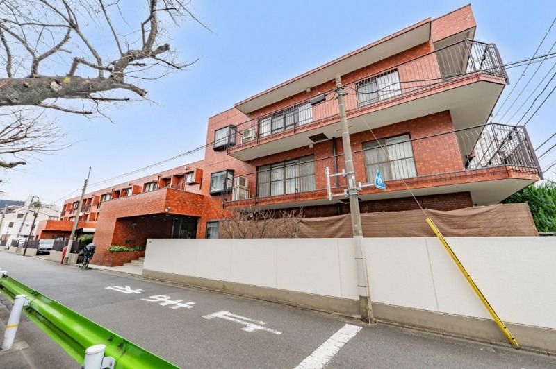 【外観】レンガ調のブラウンタイル張りの重厚感ある外観が目黒の街並みに調和しています。1979年12月築、奥村組施工、近鉄不動産旧分譲の地上3階建、総戸数33戸の低層レジデンスです。定期メンテナンスを行い、東京都の耐震基準適合証明書も取得しており、今後も安心してお住まいになれます。「目黒」駅を最寄りとし、「渋谷」駅へは約5分など、複数路線が利用可能で品川・大手町方面へダイレクトアクセスが叶い、都心でのビジネスやプライベートを快適にサポートします。駅前には商業施設も充実し、スーパーやコンビニ、飲食店が点在、日々の買い物や外食にも困らない利便性の高い住環境です。区立小学校が至近で公園も近くなので、夜は静かな住宅街です。公園を越えると、春には桜が美しい目黒川です。緑豊かな「中目黒公園」や「自然教育園」なども近く、季節を感じるお散歩なども愉しめる魅力的なロケーションです。