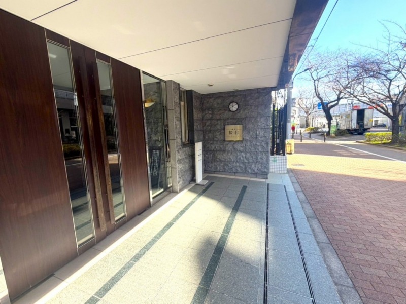 【エントランス】石貼りや重厚なドアが格調を演出する、落ち着いた迎賓空間です。