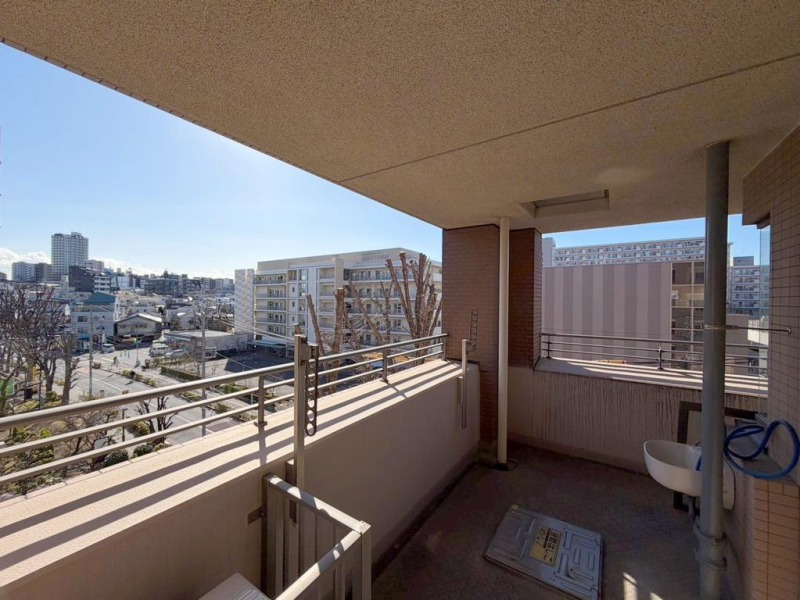【住戸からの眺望】開放感があり、広い空のブルーと街に点在するグリーンのコントラストが美しい眺望です。