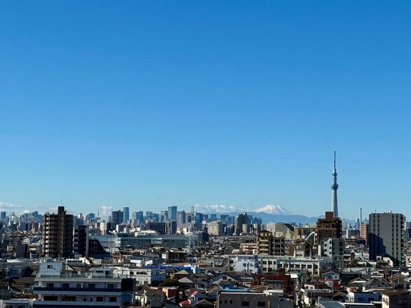 【住戸からの眺望】東京スカイツリーをアクセントに富士山まで望めるパノラマビュー。夏には隅田川花火大会・江戸川区花火大会の観賞も可能です。(天候によります。)奥には高層ビルが建ち並ぶ都心部の壮観な景色も手中に収めることができます。夜には、一層美しく煌びやかな夜景が贅沢にも自邸から堪能できます。