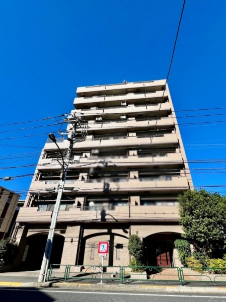 【外観】ブラウン系タイルを基調とした重厚感ある外観。シンプルながら上質さを感じさせる佇まいが魅力です。2001年1月築、飛鳥建設施工、ナイス旧分譲の地上10階建、総戸数20戸のレジデンスです。JR総武線利用で都心方面へのアクセスが良好。小岩駅から錦糸町や新宿方面へ乗り換えもスムーズで、通勤・通学の利便性に優れています。「小岩」駅周辺には商店街やスーパー、ドラッグストアなどが揃い、日々の買い物に便利な環境です。駅前は商業施設や飲食店が集まり、生活利便性の高い住環境が整っています。
