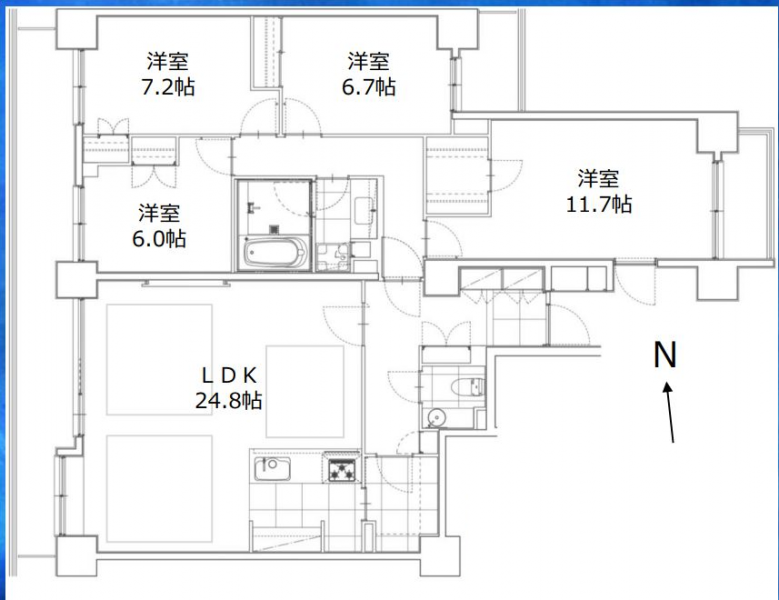 【間取り：4LDK】専有面積130.36㎡、バルコニー面積23.26㎡。24.8帖のリビングダイニングキッチンに、ウォークインクローゼット付きの11.7帖、クローゼット付きの7.2帖・6.7帖・6.0帖の洋室があります。3面バルコニーの陽当たり良好な住戸です。