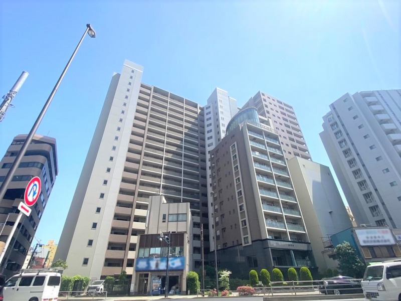 【外観】ブラウン×ベージュのタイル貼りの洗練されたフォルムとデザインが街並みに調和する端正な佇まいです。2003年2月築、長谷工コーポレーション施工、東レ建設/有楽土地/蝶理旧分譲の地下1階地上20階建、総戸数258戸のビッグコミュニティです。東京メトロ日比谷線利用で上野・秋葉原・銀座方面へダイレクトアクセスが可能で、通勤・通学にも便利な立地です。スーパーやコンビニ、ドラッグストアが徒歩5分圏内に揃い、日常の買い物に便利な生活環境です。区立小・中学校も徒歩6分圏内で、公園や総合病院も揃い、子育てファミリーにも安心感のある住環境です。
