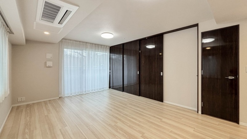 【LD：約11.7帖】北東と北西向きの2面採光があり、陽当たりや風通しが良く、開放感や暖か味のある雰囲気は快適です。家族でゆったり寛げる居心地の良いリビングダイニングです。