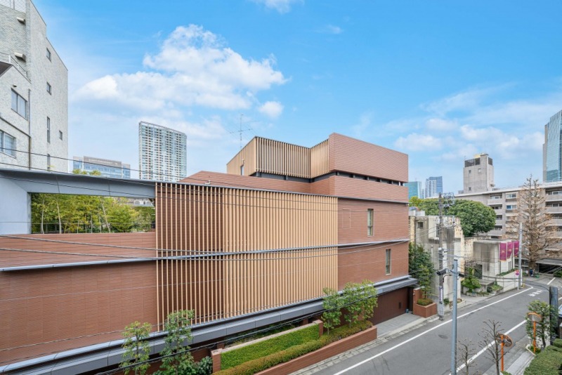 【住戸からの眺望】眼下は道路で、前面の建物まで距離が保たれているので陽光も注ぎ、周辺は低層の建物も多く開放感もあり、広い空も仰げる眺望です。