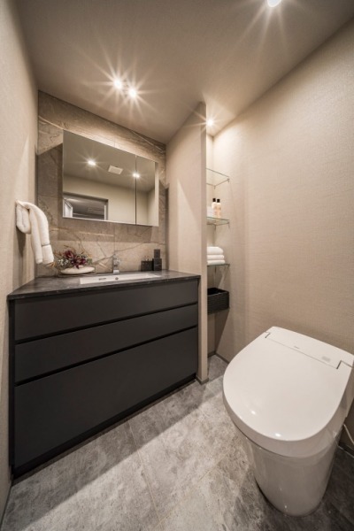 【トイレ】トイレは3か所にあり、いずれもお手入れのしやすいタンクレスで、すっきりとしたデザインの温水洗浄機能付きトイレ。室内は清潔感があり落ち着く上質な空間です。それぞれに大きなミラーの付いた洗面台も設けられています。