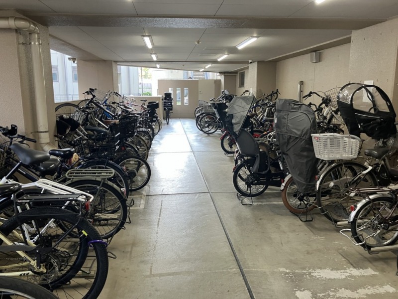 【駐輪場】敷地内にあるラック式の屋内駐輪場は、天候による汚れや日焼けによる劣化などから自転車を守ります。